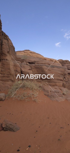 جبال تبوك والتكوينات الصخرية الرملية في السعودية