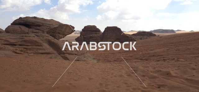 جبال تبوك والتكوينات الصخرية في صحراء السعودية