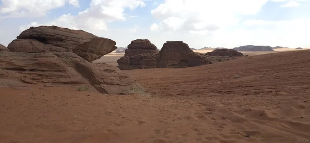 جبال تبوك والتكوينات الصخرية في صحراء السعودية