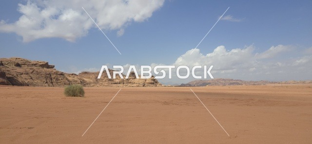 مناظر جبال تبوك الصحراوية في السعودية