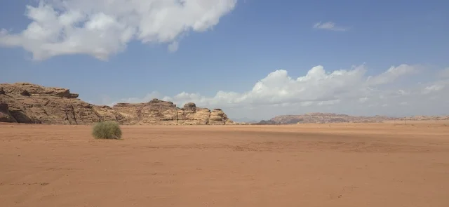 مناظر جبال تبوك الصحراوية في السعودية