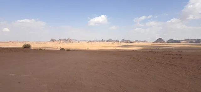 جبال صحراء تبوك والمناظر الرملية في السعودية جبال صحراء تبوك والمناظر الرملية في السعودية