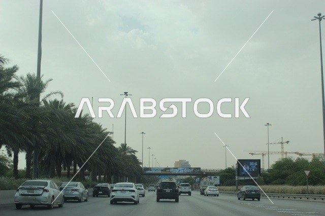 حركة المرور على الطريق السريع في الرياض السعودية