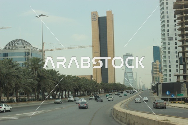 حركة المرور في طريق الرياض مع ناطحات سحاب حديثة