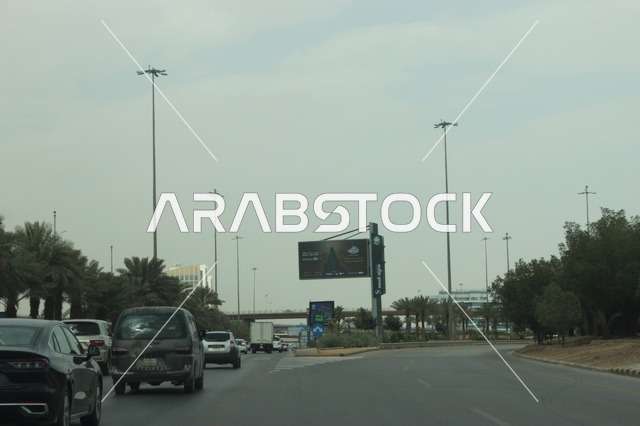 حركة المرور ولوحة إعلانية على طريق سريع في الرياض