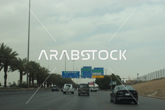 حركة المرور واللوحات الإرشادية على طريق سريع في الرياض