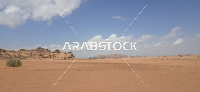 جبال تبوك السعودية والمناظر الطبيعية الصحراوية نهاراً