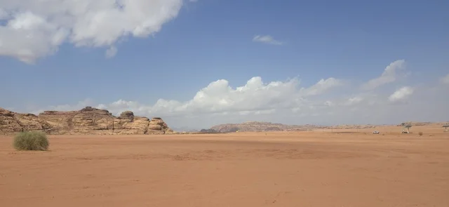 جبال تبوك السعودية والمناظر الطبيعية الصحراوية نهاراً