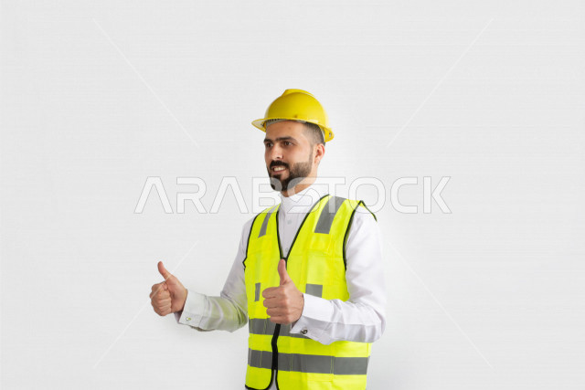 بورتريه مهندس سعودي ماهر محترف في التخطيط ، رجل مهندس خليجي ، خلفية بيضاء