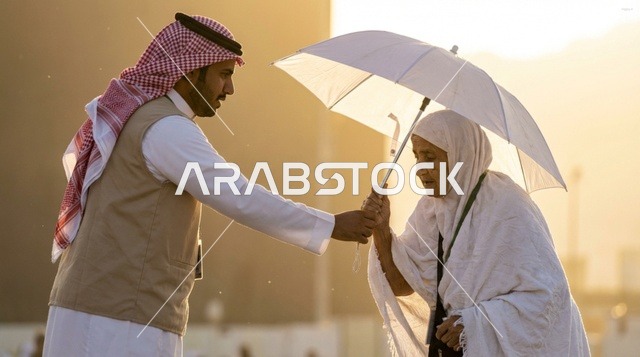 متطوع سعودي يساعد حاجة مسنة في مكة المكرمة