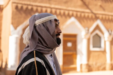 رجل سعودي بالبشت التقليدي في موقع تراثي