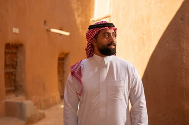 رجل سعودي بالزي التقليدي في موقع تراثي