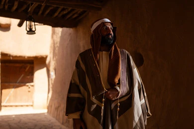 رجل سعودي بالبشت التقليدي في موقع تراثي