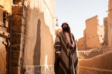 رجل سعودي بالزي التقليدي في قرية تراثية