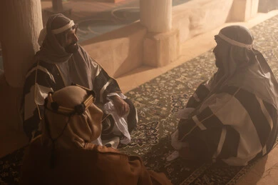 رجال سعوديون بالزي التقليدي في مجلس تراثي
