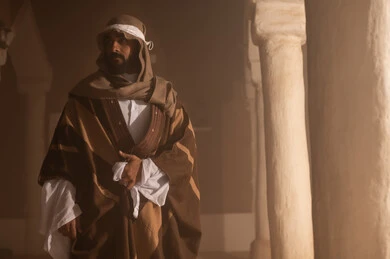 رجل سعودي بالزي التراثي التقليدي داخل مبنى قديم