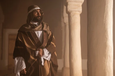 رجل سعودي بالزي التقليدي والبشت في مبنى تاريخي