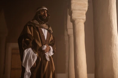 رجل سعودي بالبشت التقليدي في مبنى تاريخي عتيق