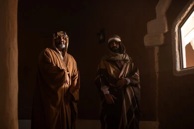 رجال سعوديون بالبشت التقليدي في مبنى تراثي