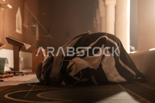 رجل مسلم يصلي بالجلابة المغربية التقليدية في المسجد