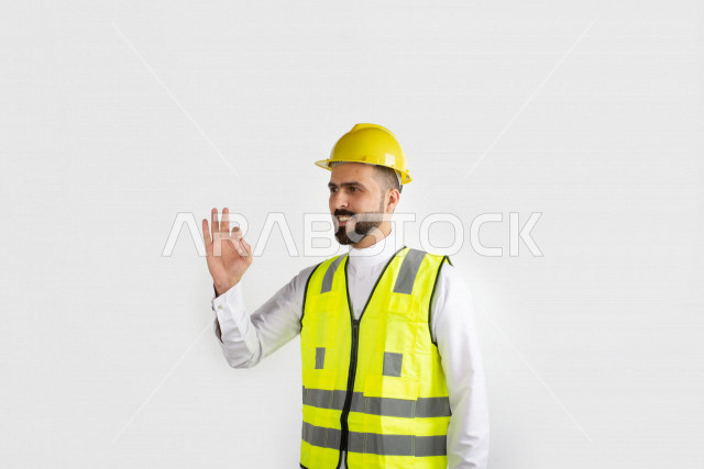 بورتريه مهندس سعودي ماهر محترف في التخطيط ، رجل مهندس خليجي ، خلفية بيضاء