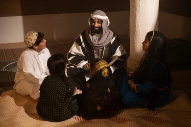 رجل إماراتي مع أطفال بالملابس التراثية التقليدية