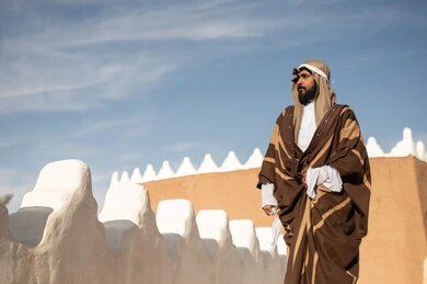 رجل سعودي بالبشت التقليدي في موقع تراثي نجد