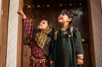 طفلتان سعوديتان بالزي التراثي التقليدي