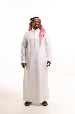 رجل سعودي بالثوب التقليدي على خلفية بيضاء