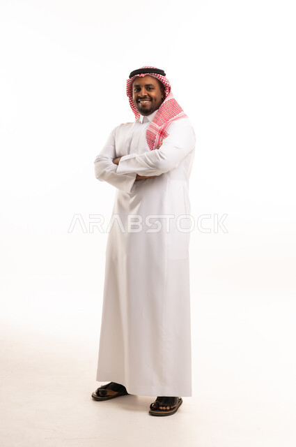 رجل سعودي بالزي التقليدي أمام خلفية بيضاء