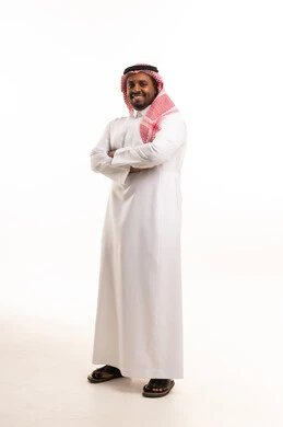 رجل سعودي بالزي التقليدي أمام خلفية بيضاء