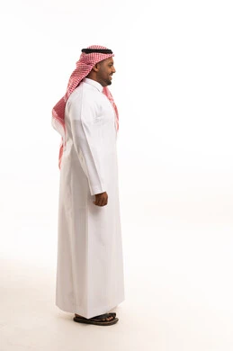 رجل سعودي بالزي التقليدي على خلفية بيضاء