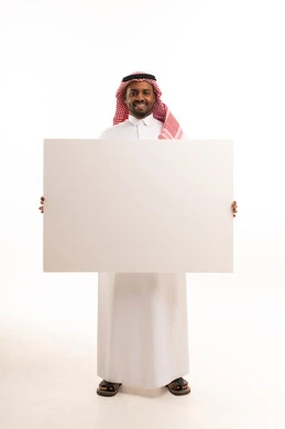 رجل سعودي يحمل لوحة بيضاء فارغة مخصصة للإعلانات