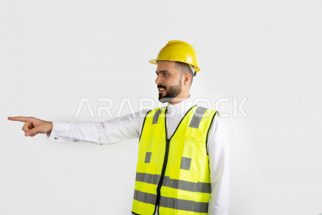 بورتريه مهندس سعودي ماهر محترف في التخطيط ، رجل مهندس خليجي ، خلفية بيضاء