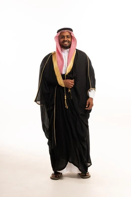 رجل سعودي بالبشت التقليدي على خلفية بيضاء