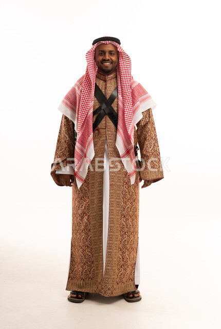 رجل سعودي بالدقلة والشماغ في زي تقليدي