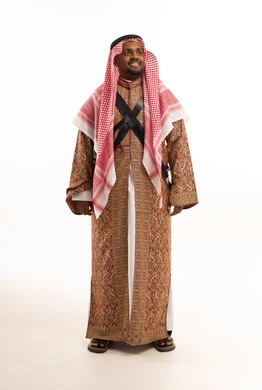 رجل سعودي بالزي الشعبي التقليدي والدقلة