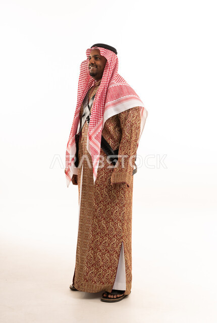 رجل سعودي بالزي التقليدي والبشت والشماغ بخلفية بيضاء