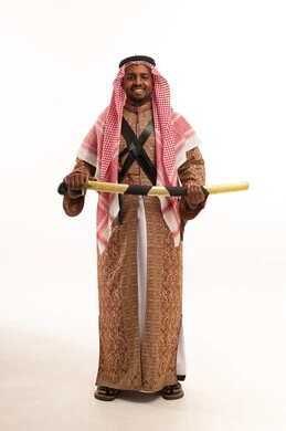 رجل سعودي بالزي الشعبي التقليدي يحمل سيفاً