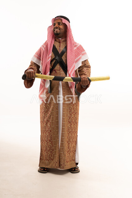 رجل سعودي بزي العرضة التقليدي مع سيف