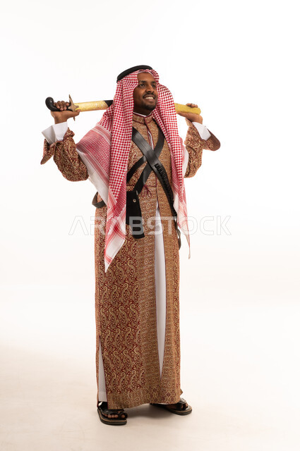 رجل سعودي بزي العرضة التقليدي مع سيف