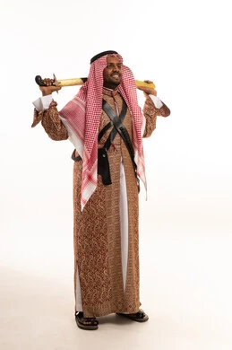 رجل سعودي بزي العرضة التقليدي مع سيف