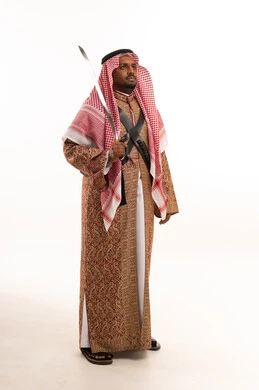 رجل سعودي بالزي الشعبي التقليدي يحمل سيفاً