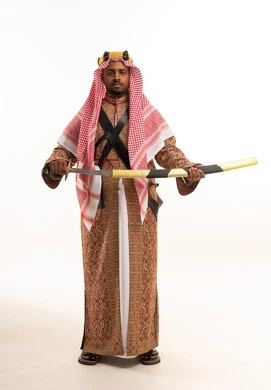 رجل سعودي بالزي التراثي التقليدي يحمل سيفاً