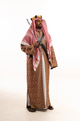 رجل سعودي بزي العرضة التقليدي مع السيف