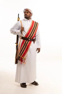 رجل سعودي بالزي الجنوبي التقليدي مع بندقية