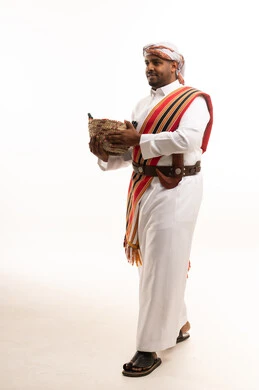 رجل سعودي بالزي التقليدي العسيري للمنطقة الجنوبية