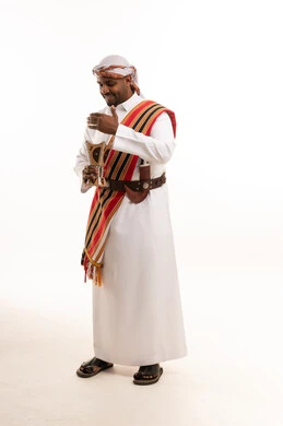 رجل سعودي بالزي الجنوبي التقليدي يحمل مبخرة