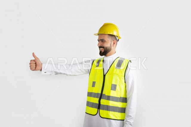 بورتريه مهندس سعودي ماهر محترف في التخطيط ، رجل مهندس خليجي ، خلفية بيضاء