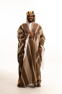 رجل سعودي يرتدي البشت المخطط والثوب التقليدي